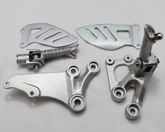Подножки передние с кронштейнами для мотоцикла Suzuki GSX-R600/750 06-10