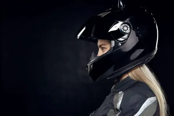 Как выбрать женский мотошлем: комфорт, безопасность и стиль без компромиссов