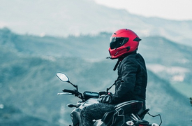 Почему правильное ношение мотошлема важно для безопасности